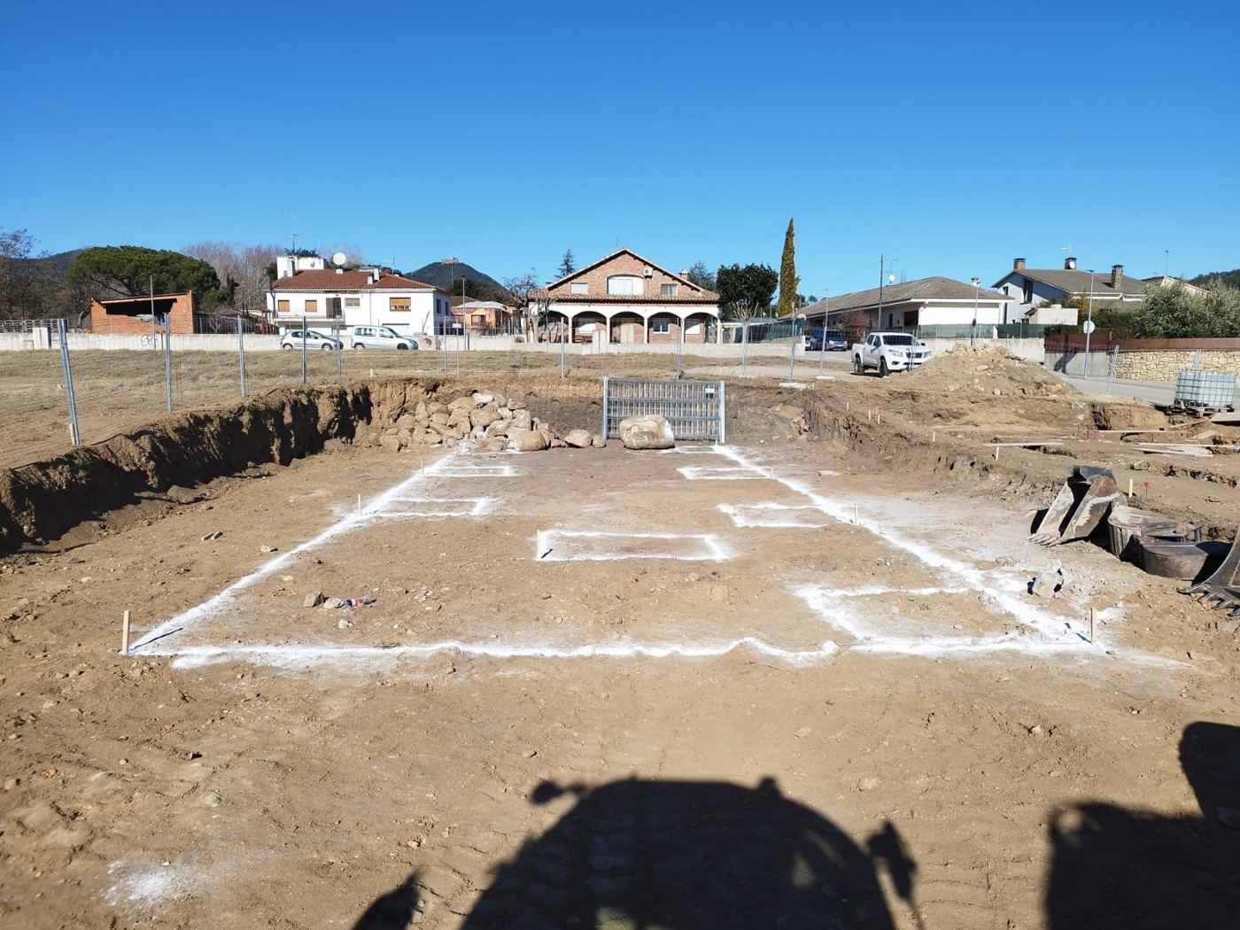 Desbroce, rebaje y cimentación para casa aislada en Breda - foto 2
