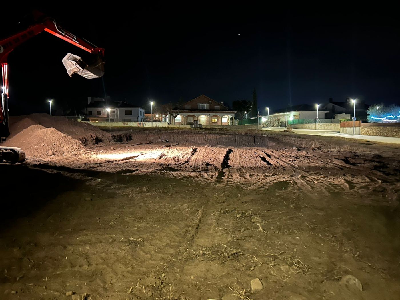 Desbroce, rebaje y cimentación para casa aislada en Breda - foto 3