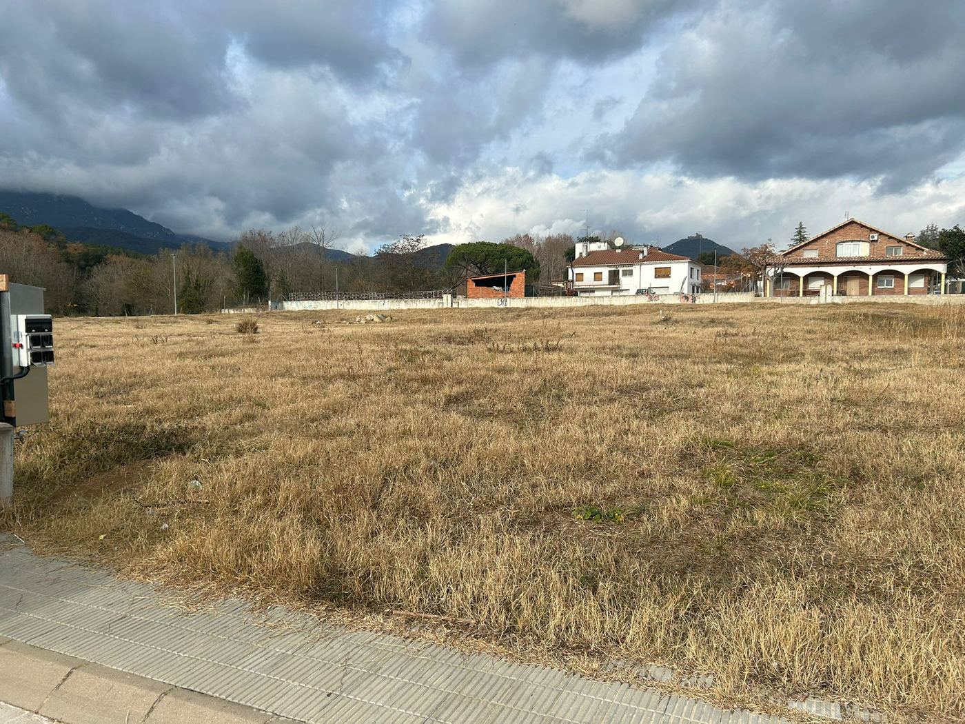 Desbroce, rebaje y cimentación para casa aislada en Breda - foto 4