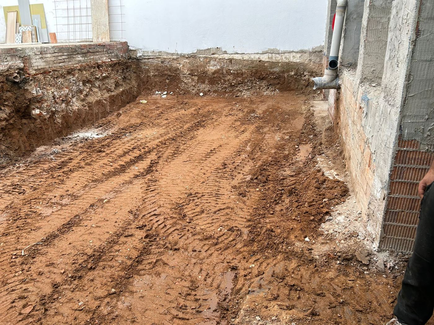 Demolición de solera y excavación en planta baja en Cerdanyola del Vallès