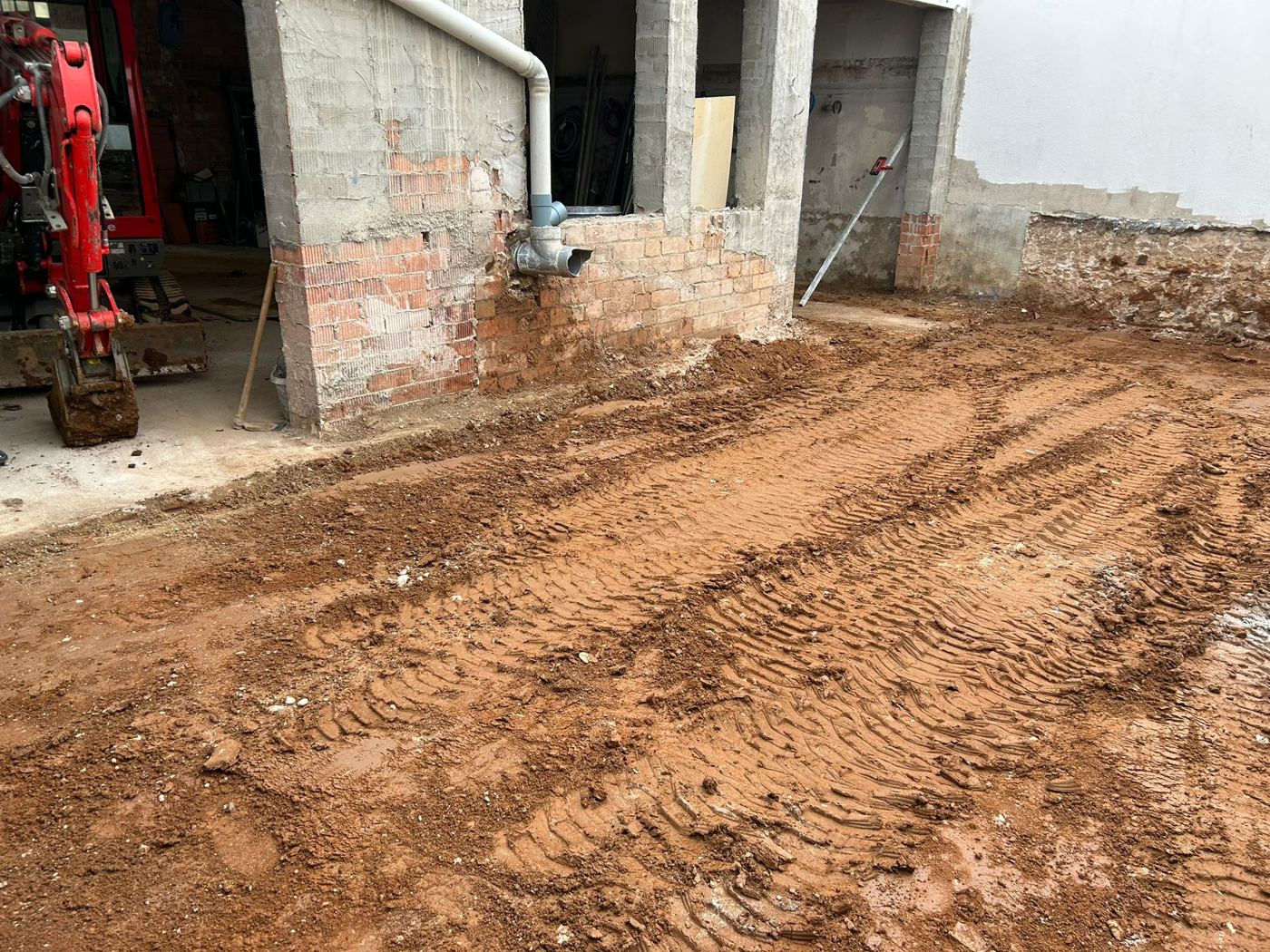 Demolición de solera y excavación en planta baja en Cerdanyola del Vallès - foto 2