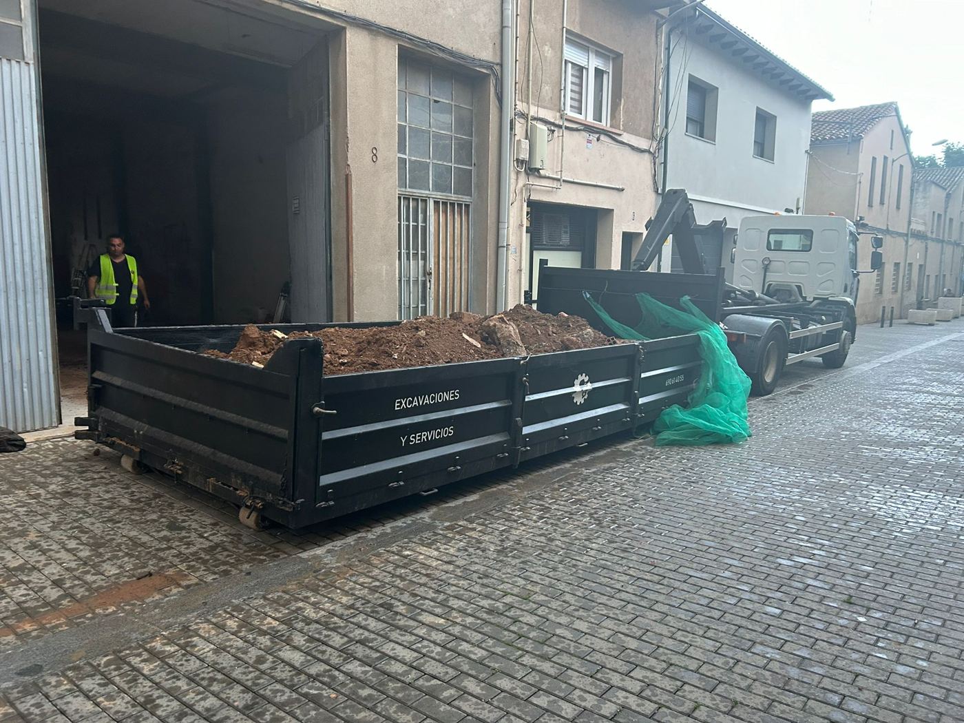 Demolición de solera y excavación en planta baja en Cerdanyola del Vallès - foto 3