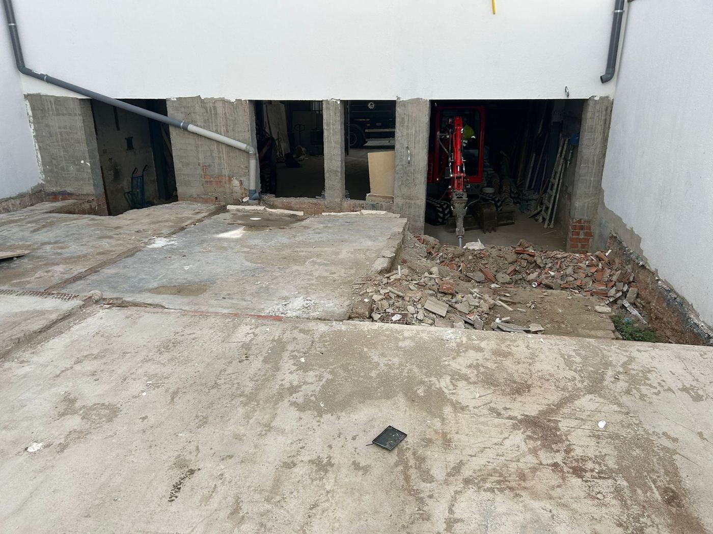 Demolición de solera y excavación en planta baja en Cerdanyola del Vallès - foto 4