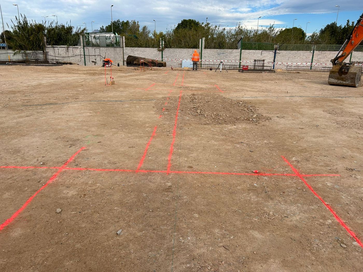 Zanjas y zapatas en parcela industrial en Martorell - foto 2
