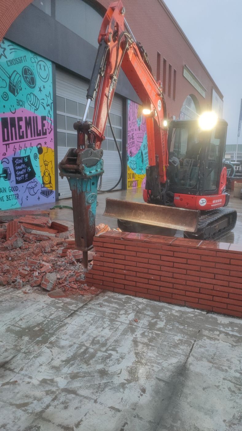 Derribo de muros con martillo hidráulico en Molins de Rei - foto 3