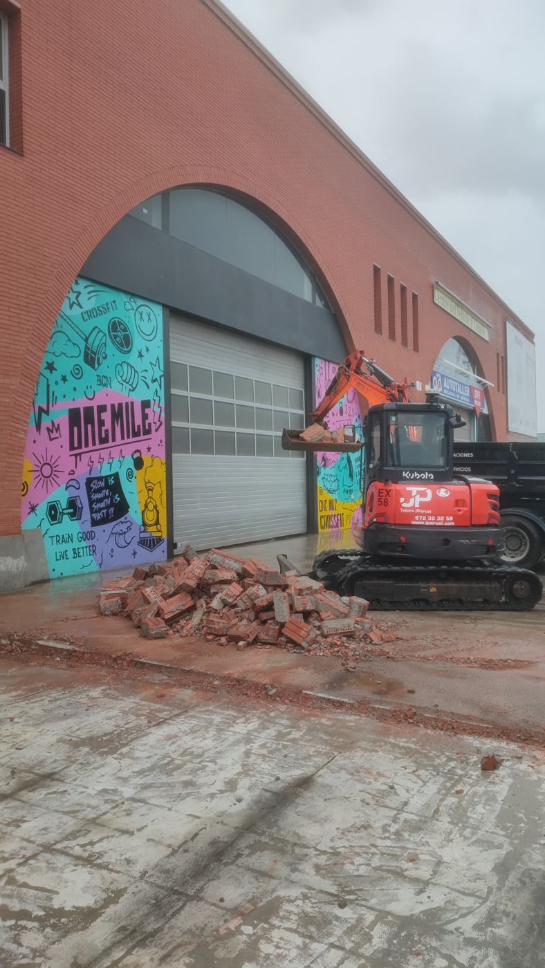 Derribo de muros con martillo hidráulico en Molins de Rei - foto 4