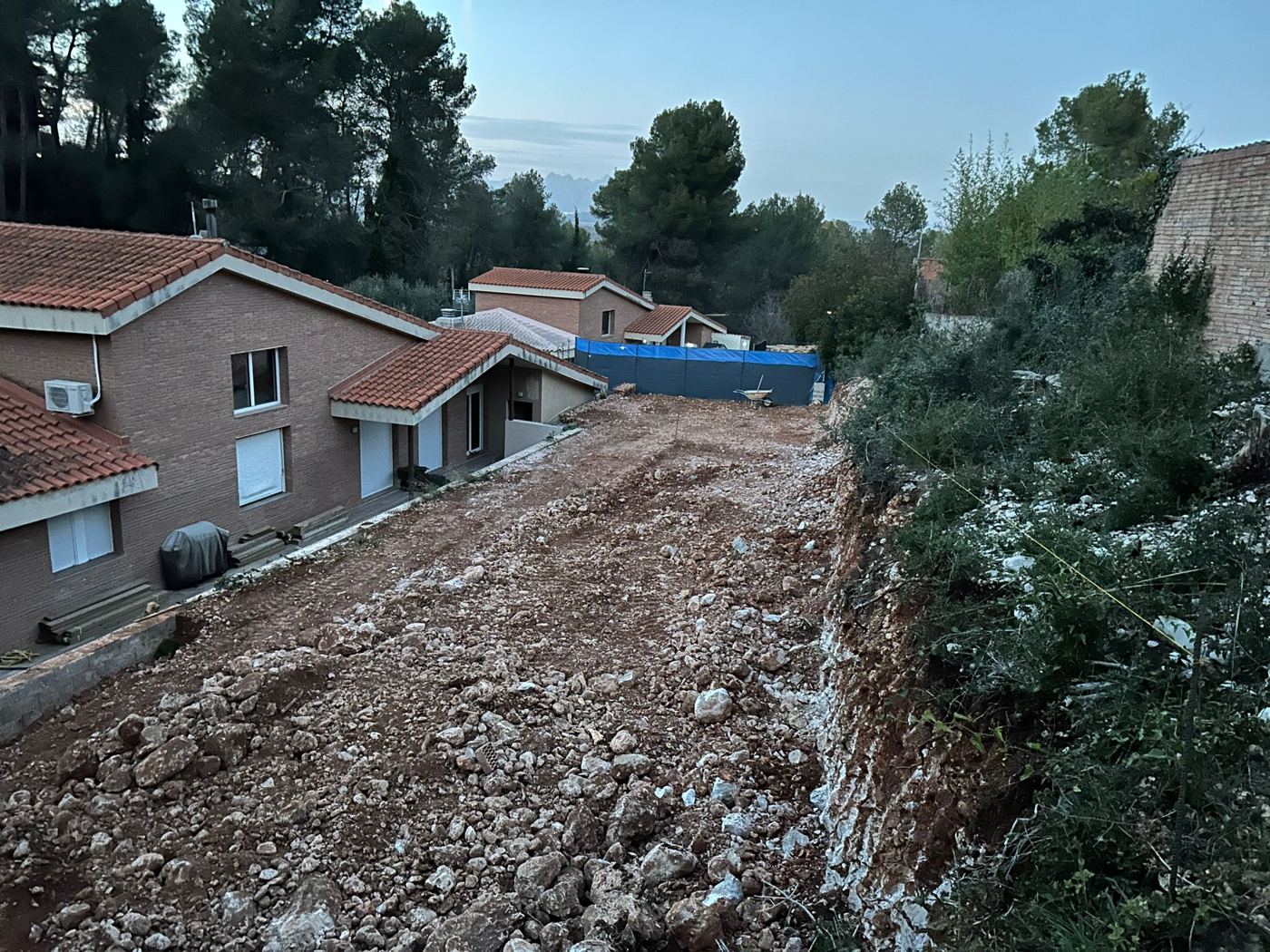 Excavación de terraza para piscina vista a dos caras en Subirats