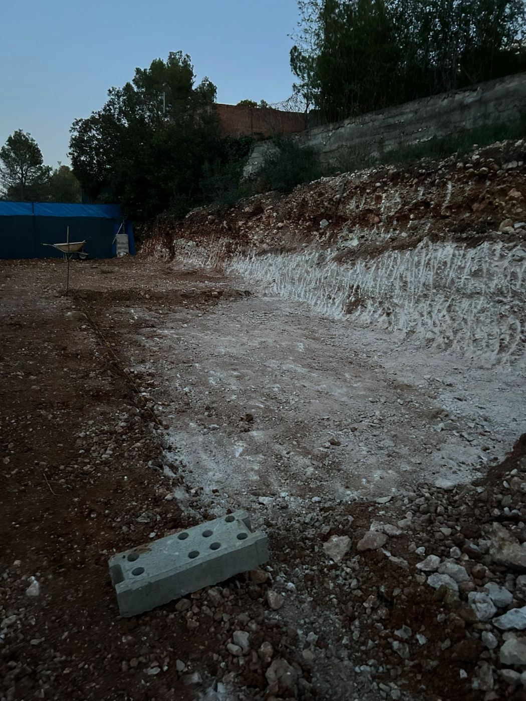 Excavación de terraza para piscina vista a dos caras en Subirats - foto 2