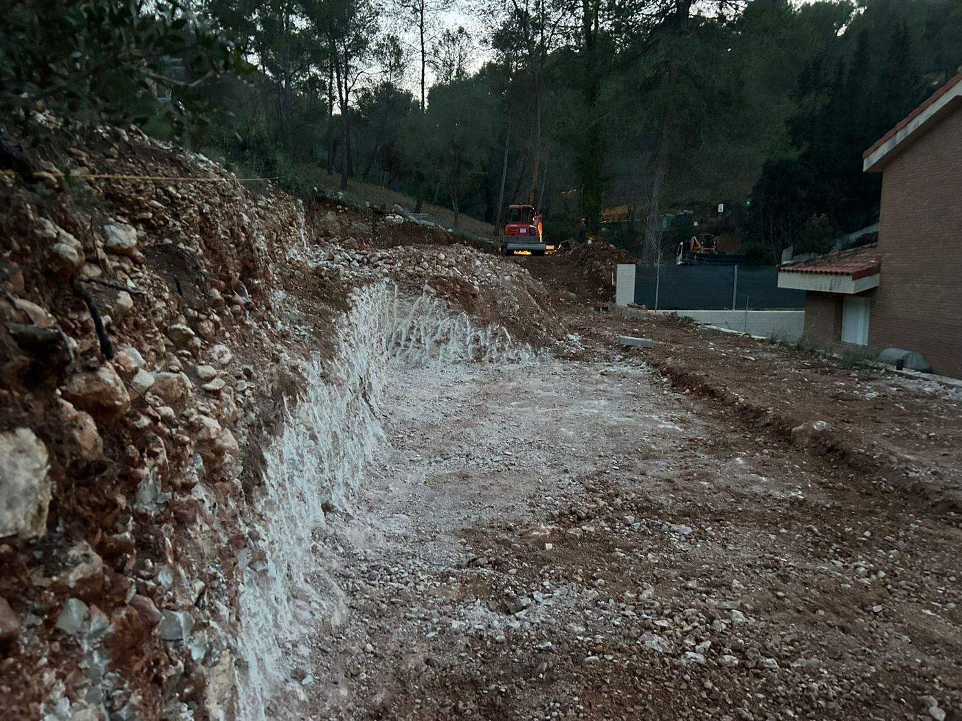 Excavación de terraza para piscina vista a dos caras en Subirats - foto 3