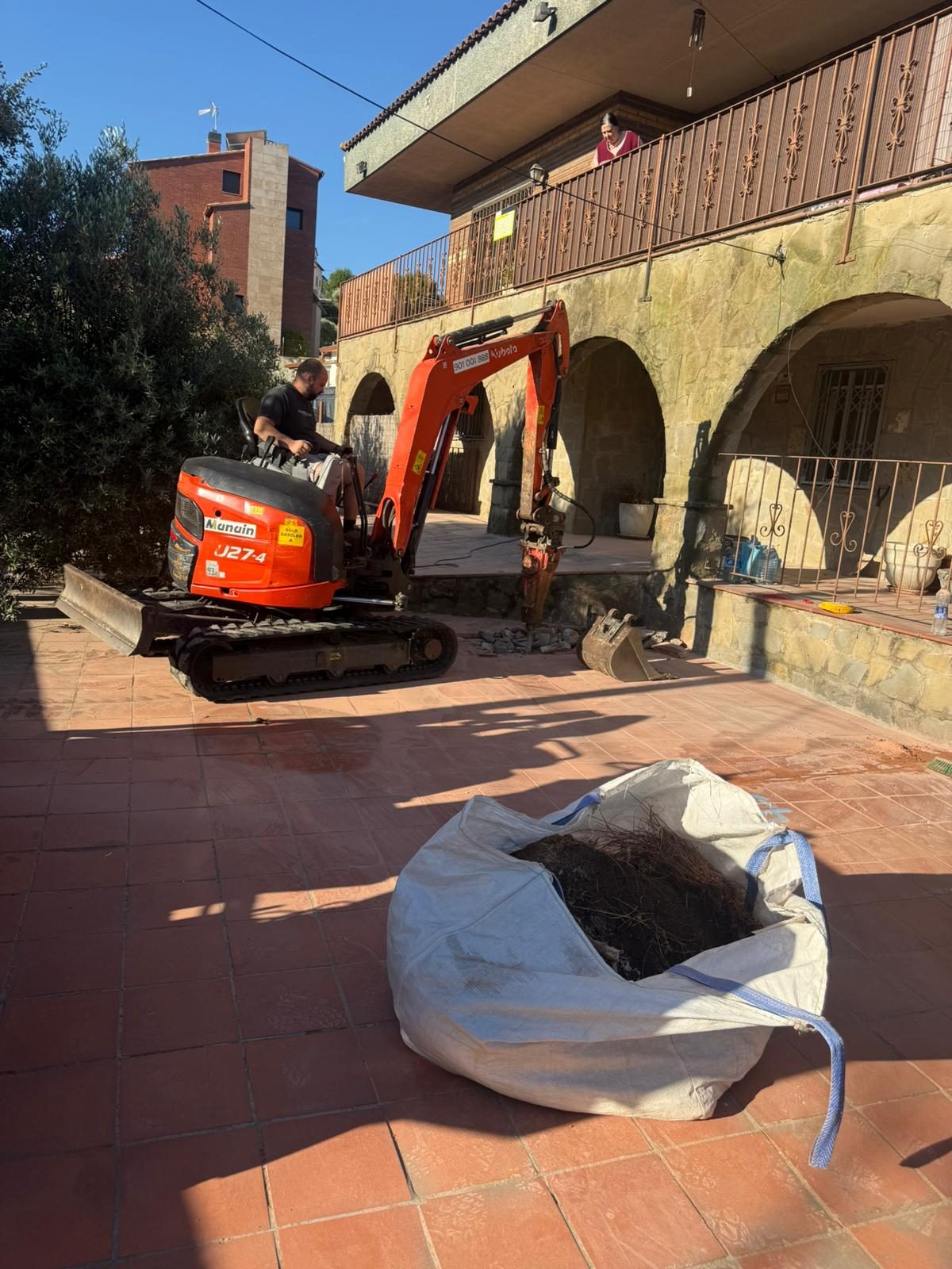 Zanja de cimentación en patio de casa en Vacarisses