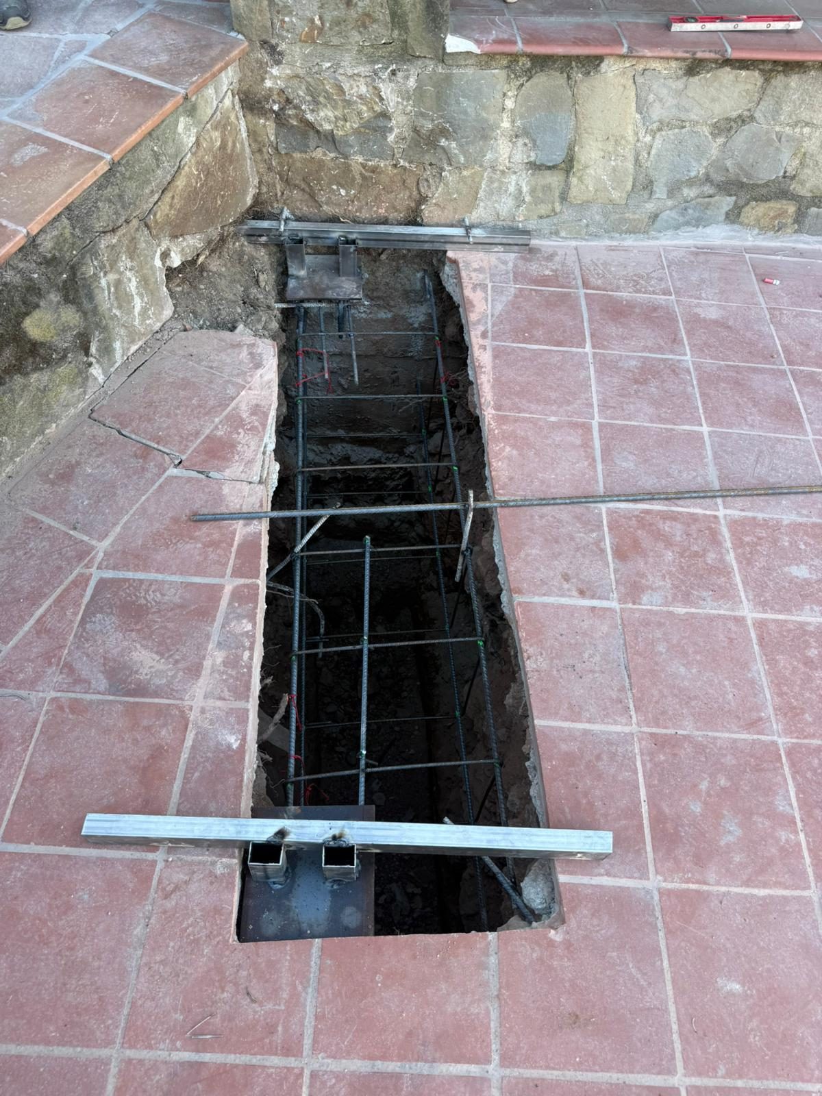 Zanja de cimentación en patio de casa en Vacarisses - foto 2