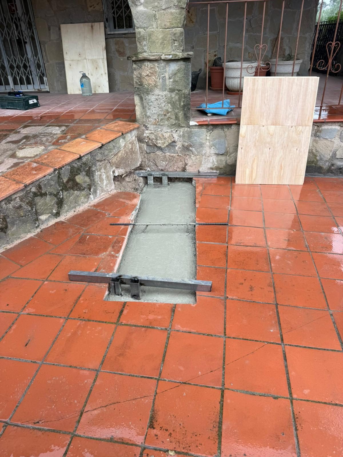 Zanja de cimentación en patio de casa en Vacarisses - foto 4