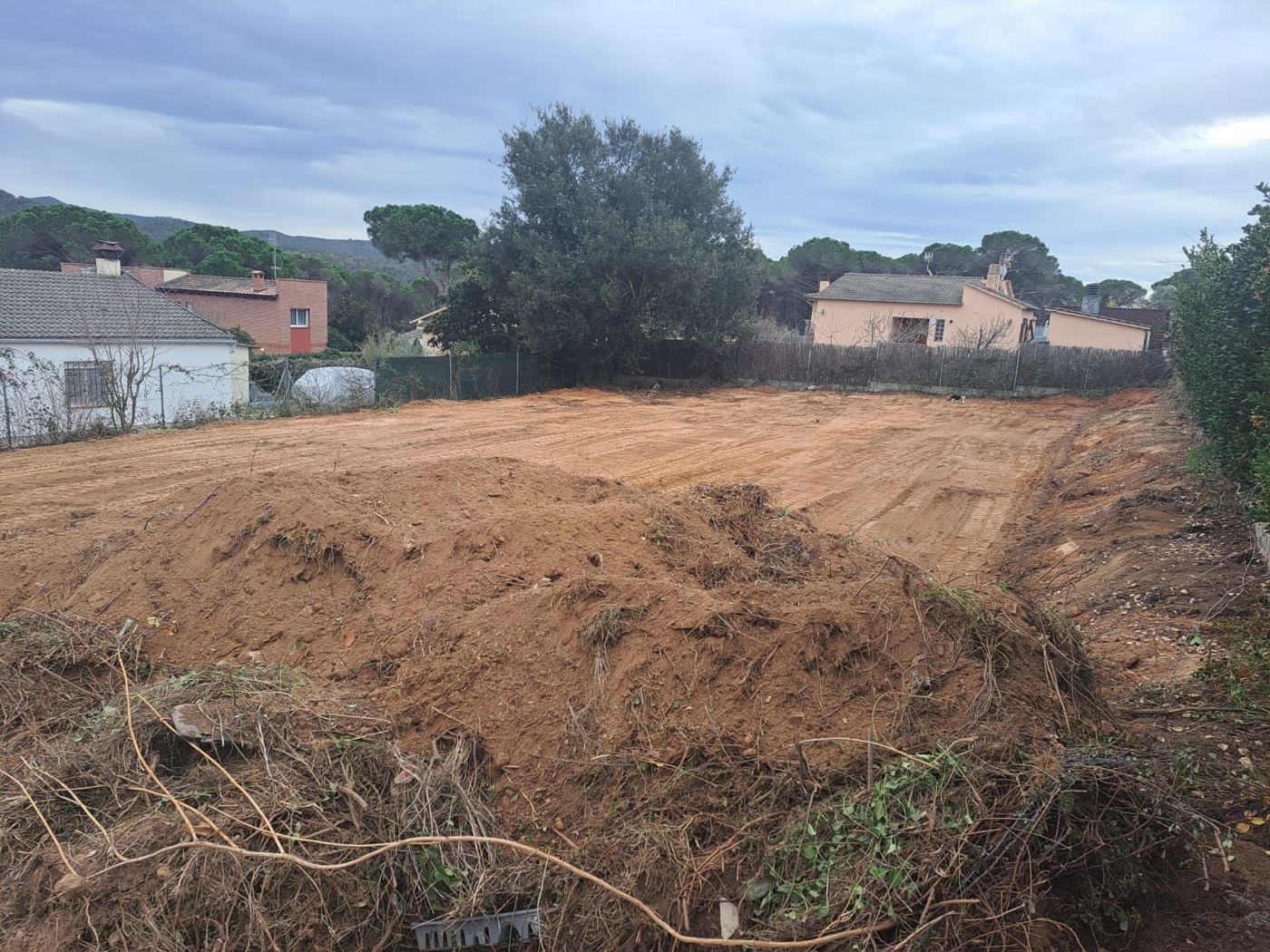 Desbroce, marcación y excavación de cimientos para casa aislada en Vidreres - foto 3