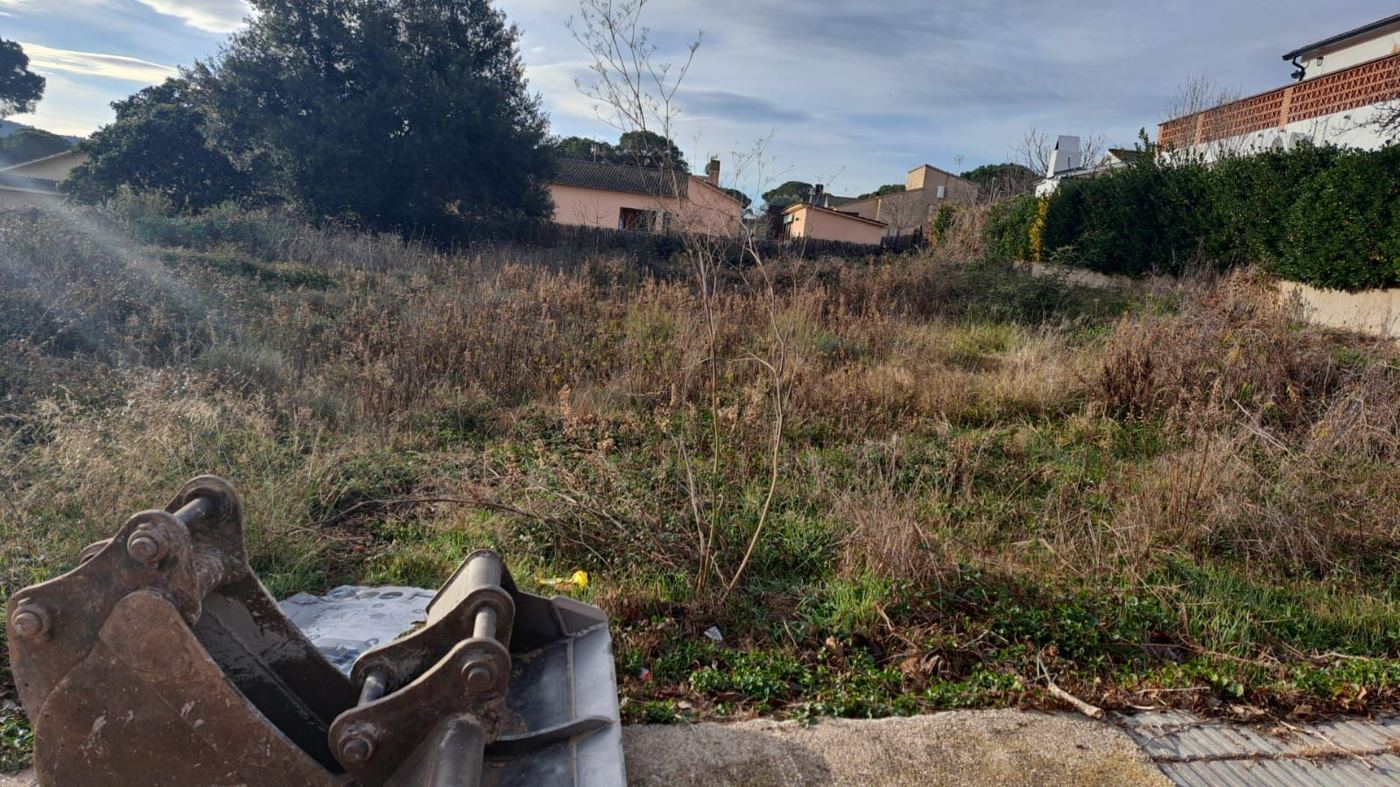 Desbroce, marcación y excavación de cimientos para casa aislada en Vidreres - foto 4