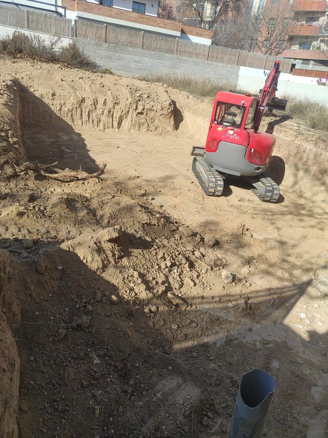 Rebaje y excavación de cimientos de vivienda aislada en Vilafranca del Penedès - foto 2