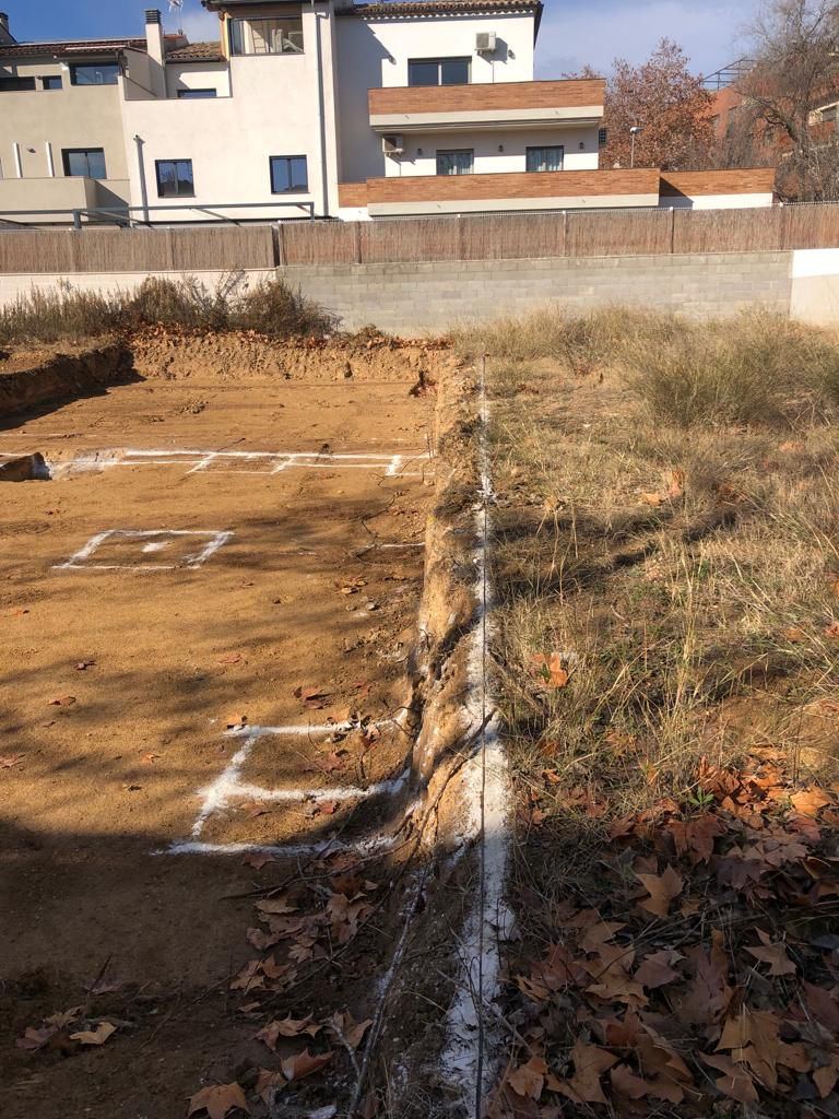 Rebaje y excavación de cimientos de vivienda aislada en Vilafranca del Penedès - foto 3