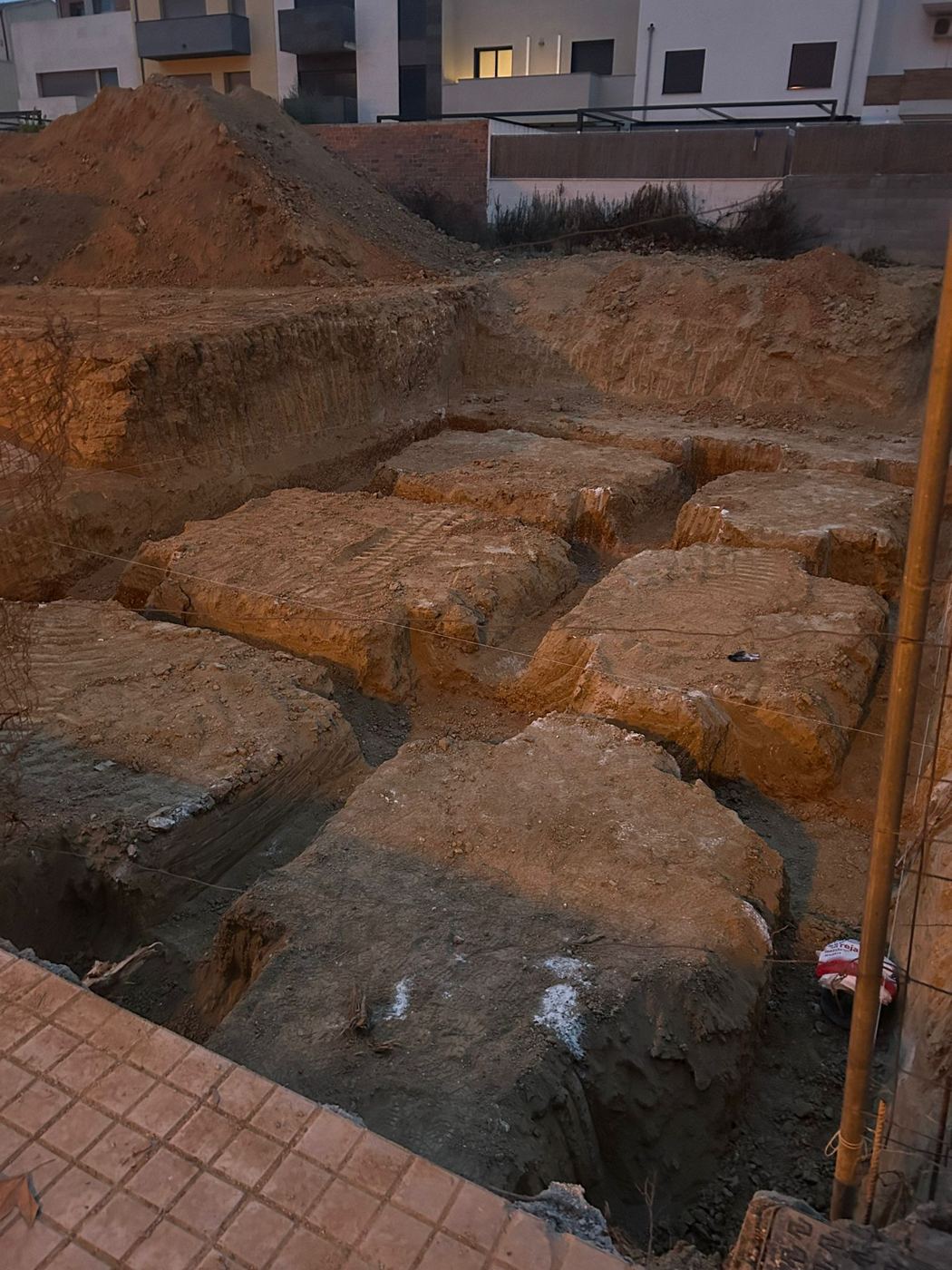 Rebaje y excavación de cimientos de vivienda aislada en Vilafranca del Penedès - foto 4